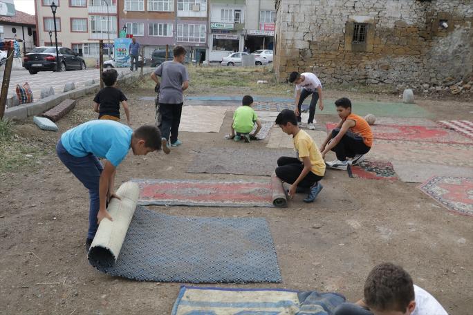 Eski halı ve kilimlerle kendi "halı saha"larını yaptılar