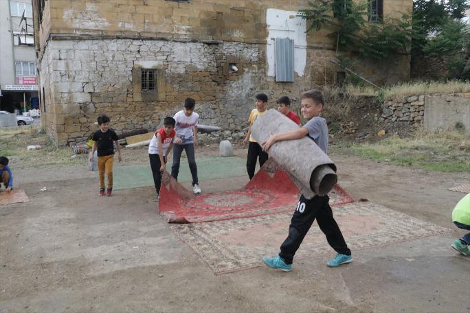 Eski halı ve kilimlerle kendi "halı saha"larını yaptılar