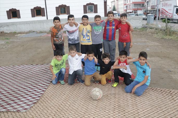 Eski halı ve kilimlerle kendi "halı saha"larını yaptılar