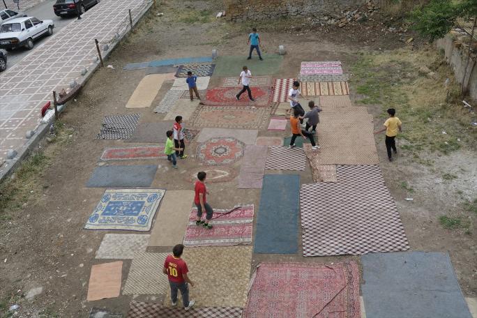 Eski halı ve kilimlerle kendi "halı saha"larını yaptılar