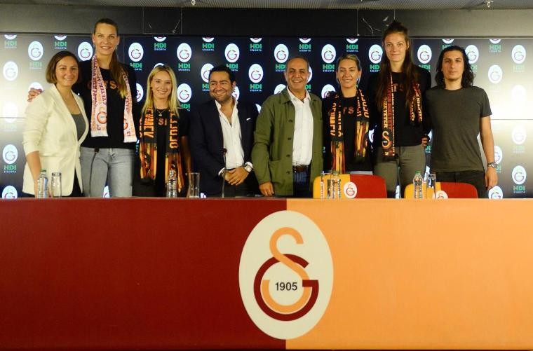 Galatasaray Kadın Voleybol Takımı'nda toplu imza