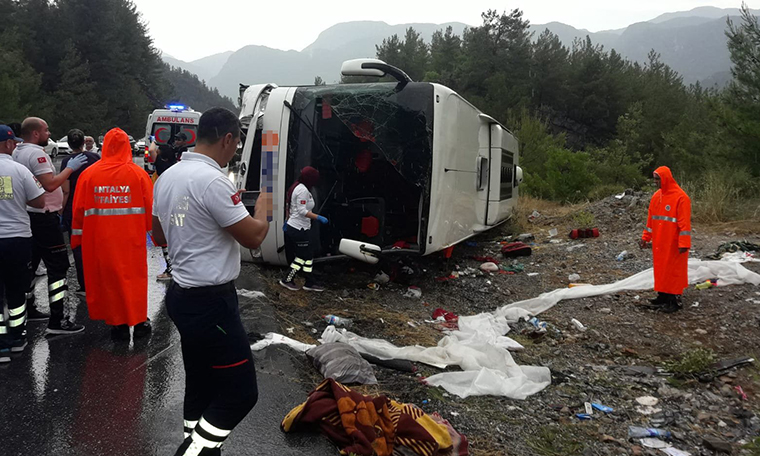 Antalya'da yolcu otobüsü devrildi: 4'ü ağır 25 yaralı