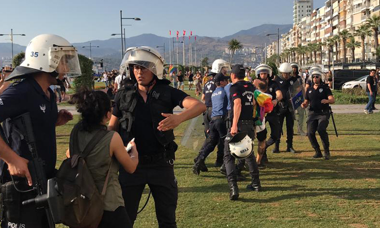 İzmir'de LGBTİ yürüyüşüne polis müdahalesi: 16 gözaltı