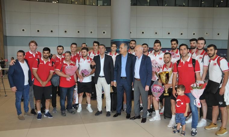 Şampiyon voleybolcular yurda döndü