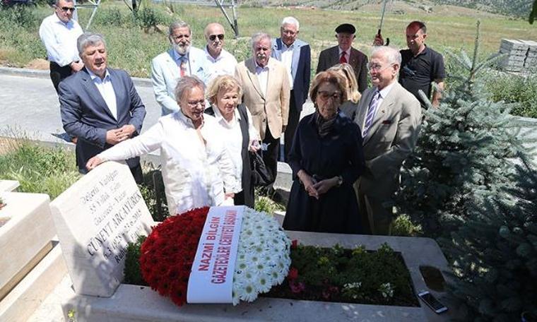 Duayen gazeteci Arcayürek anıldı