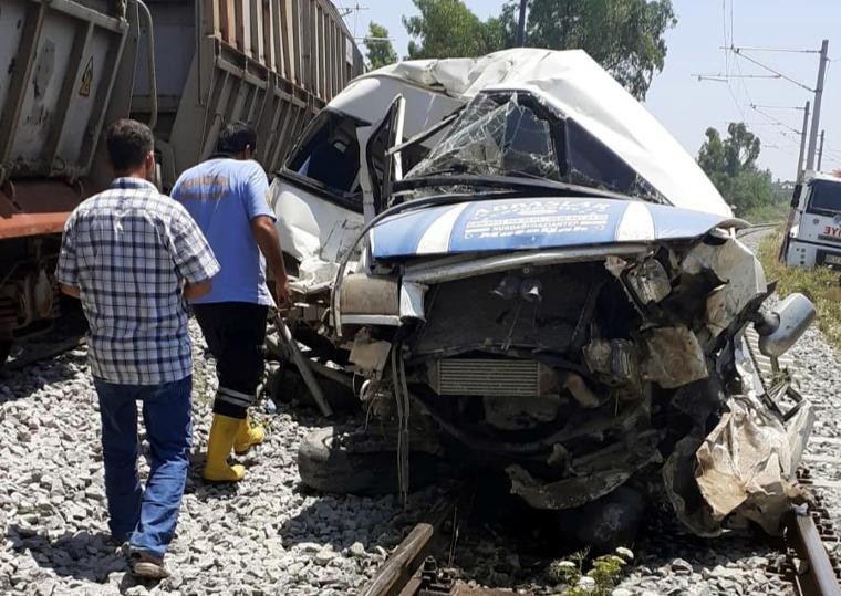 Tarsus'ta tren minibüse çarptı: Ölü ve yaralılar var