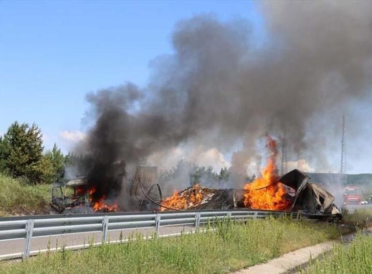 Zincirleme trafik kazasında araçlar yandı: Otoyol ulaşıma kapatıldı