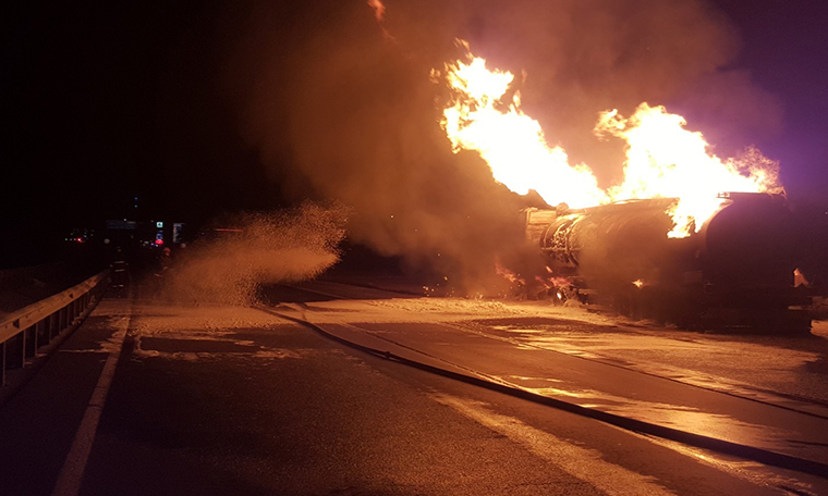 Sakarya’da kimyasal yüklü tanker yandı: 3 yaralı