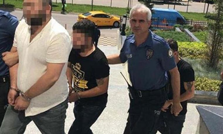 Tacizciler baltayı taşa vurdu! Laf attıkları kadınlar polis çıktı