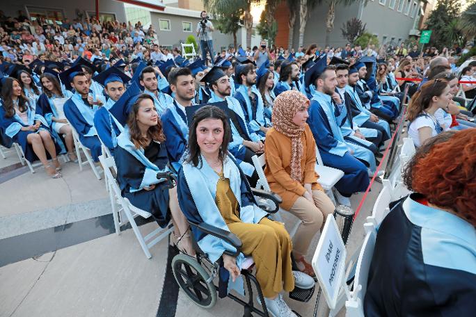 Klavyeyi burnuyla kullanıyor... Birincilikle mezun oldu