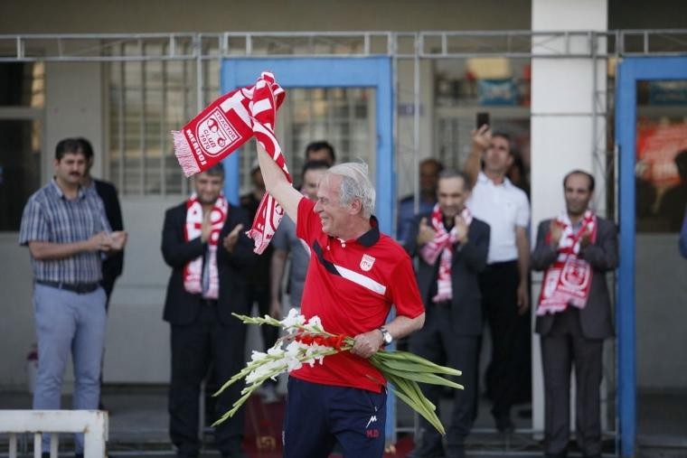 Mustafa Denizli'ye sevgi seli