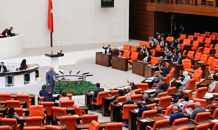 Meclis'te TRT tartışması... Özgür Özel'den sert tepki