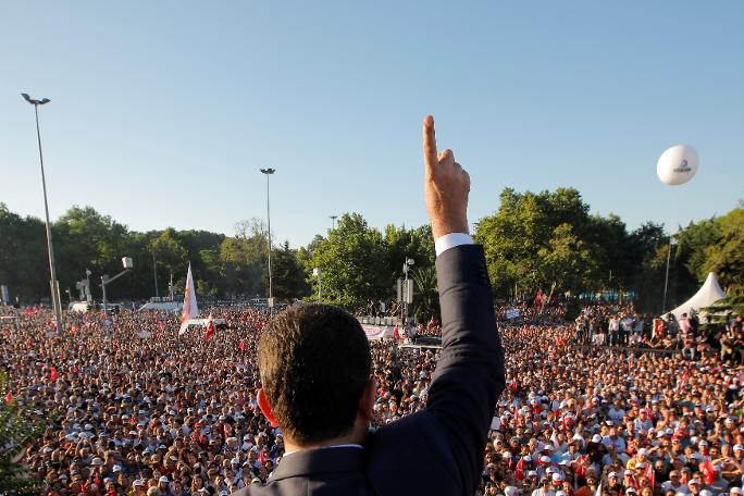 İmamoğlu'ndan Atatürk ve halkla yeni başlangıç: Saraçhane'den tarihi kareler