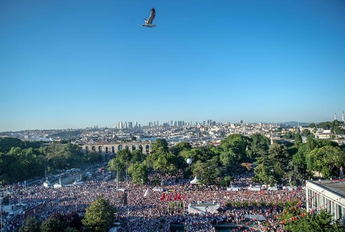 İmamoğlu'ndan Atatürk ve halkla yeni başlangıç: Saraçhane'den tarihi kareler