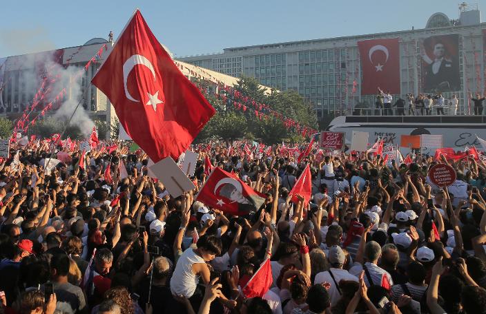 İmamoğlu'ndan Atatürk ve halkla yeni başlangıç: Saraçhane'den tarihi kareler