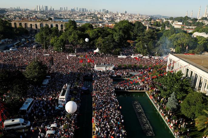 İmamoğlu'ndan Atatürk ve halkla yeni başlangıç: Saraçhane'den tarihi kareler