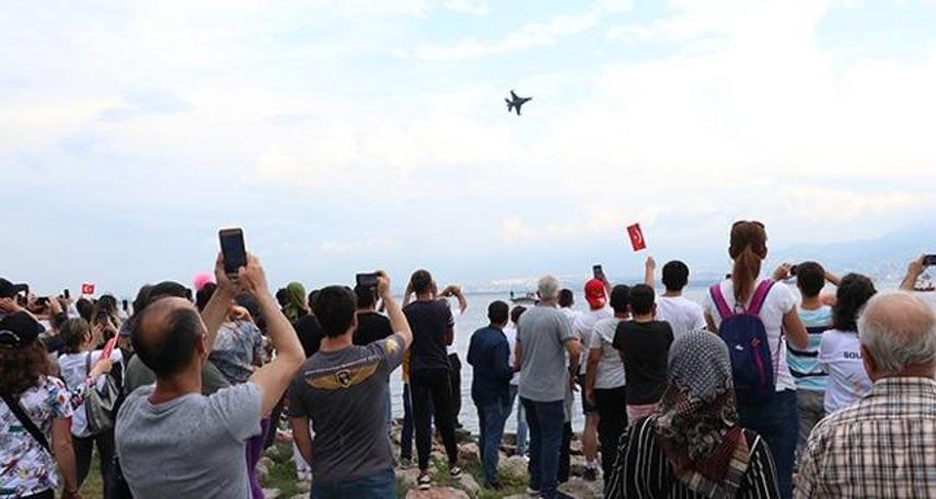 Solo Türk gösterisi izleyenleri duygulandırdı