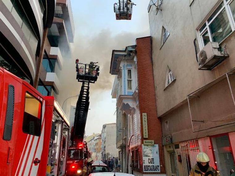 Kadıköy'de tarihi konakta yangın!