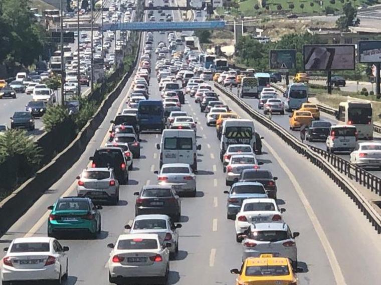 İstanbul'da bayram yoğunluğu! Trafik felç