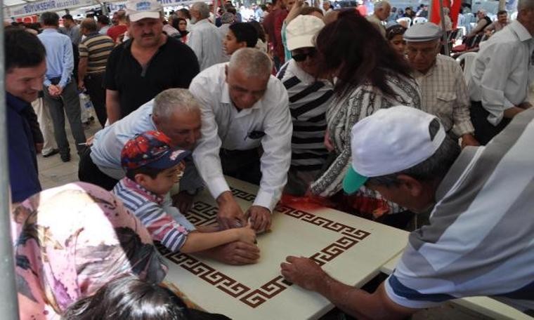 Bayramlaşmaya geldiler, izdiham çıktı