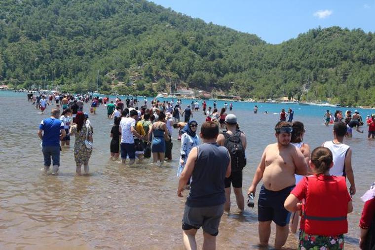 19 yaşındaki genç herkesin gözü önünde boğularak can verdi!