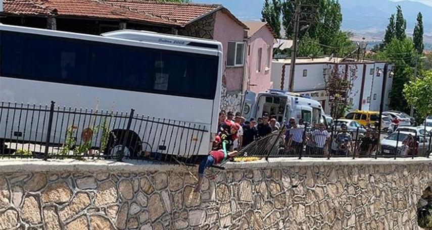 Denizli'de otobüs ile demir bariyerlerin arasına sıkışan kişi yaşamını yitirdi