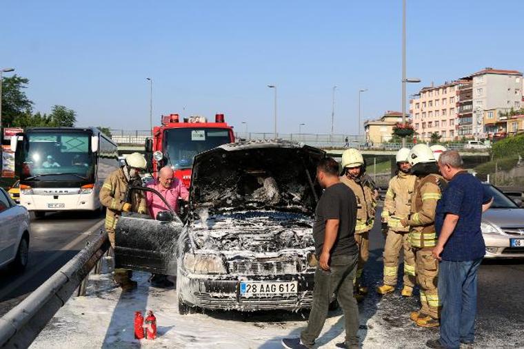 D-100 Karayolu'nda otomobildeki yangın trafiği aksattı