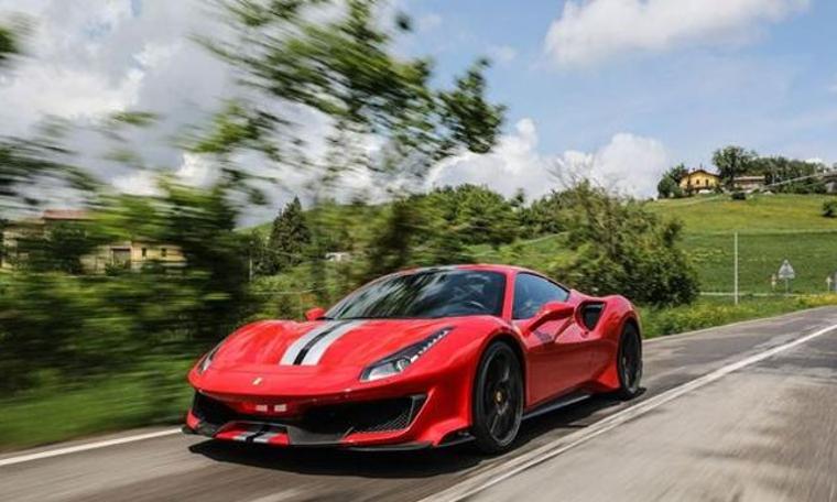 Yoldan çıkan Ferrari okulun bahçesine uçtu