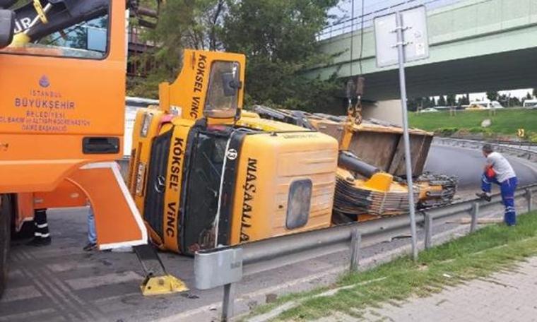 Bakırköy'de facianın eşiğinden dönüldü! Seyir halindeki vinç devrildi