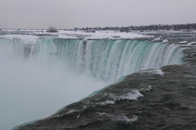 Niagara Şelalesi'nden düştü!