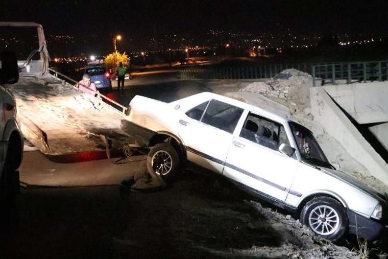 Kahramanmaraş’ta su kanalına düşen otomobil paniğe neden oldu