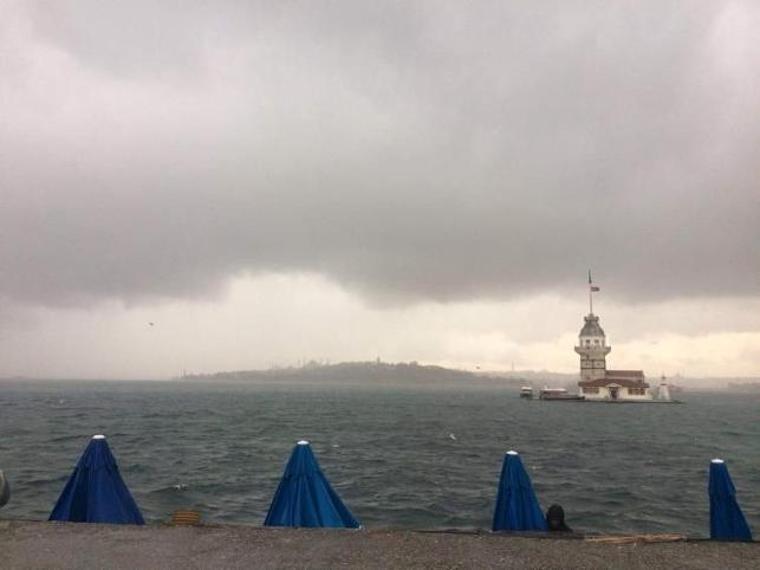 İstanbul’da gökyüzünü kara bulutlar kapladı