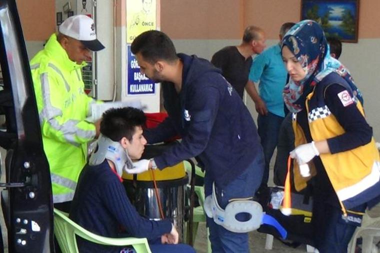 Balıkesir'de işçi servisi, park halindeki TIR'a çarptı: 18 yaralı