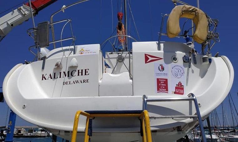 Bodrum'dan yola çıkan ve İtalya'da el konan göçmen teknesi 'yüzen kütüphaneye' dönüştürüldü