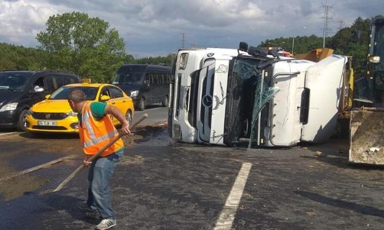 İstanbul'da hafriyat kamyonu devrildi, trafik yoğunlaştı