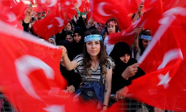 Atatürk Havalimanı'nda 15 Temmuz anması: Güçlenen rabia ve bozkurt kardeşliği