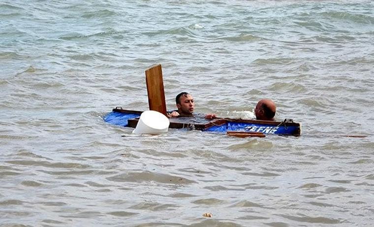 Denizde korku dolu anlar! 2 saat boyunca dalgalarla boğuştu