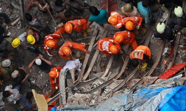 Hindistan’da bina çöktü: 12 ölü, 30 kişi enkaz altında