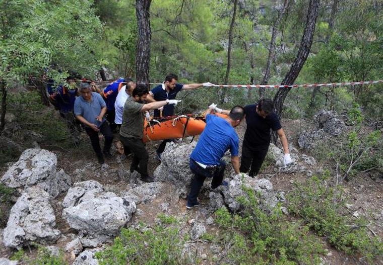 Uçurumda bulunan erkek cesedi, 2'nci günde çıkarıldı