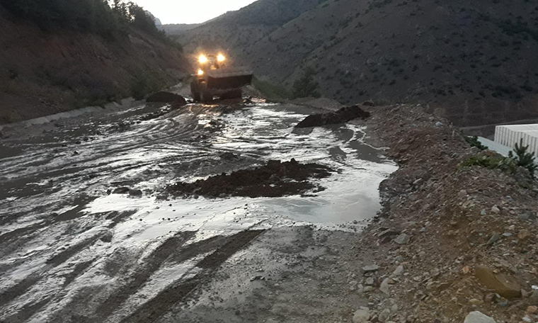 Maden işletmesinin atık borusu patladı; kimyasallar dereye karıştı