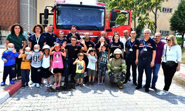 İzmir Büyükşehir Belediyesi İtfaiye Daire Başkanlığı, hasta çocukları güldürdü