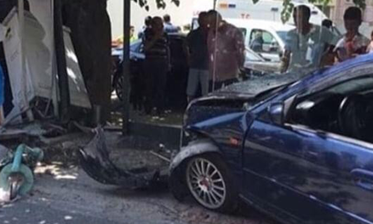 İzmir’de otomobil, otobüs durağına daldı: 2 yaralı