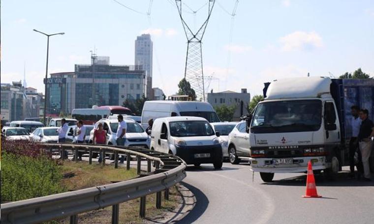 Ataşehir'de devrilen kamyonet nedeniyle trafik durdu