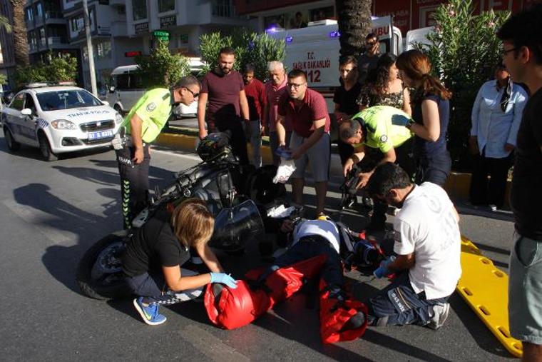 Motosiklet sürücüsü kask sayesinde hayata tutundu