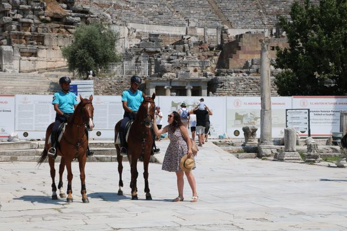 Atlı jandarma plajlarda görevde