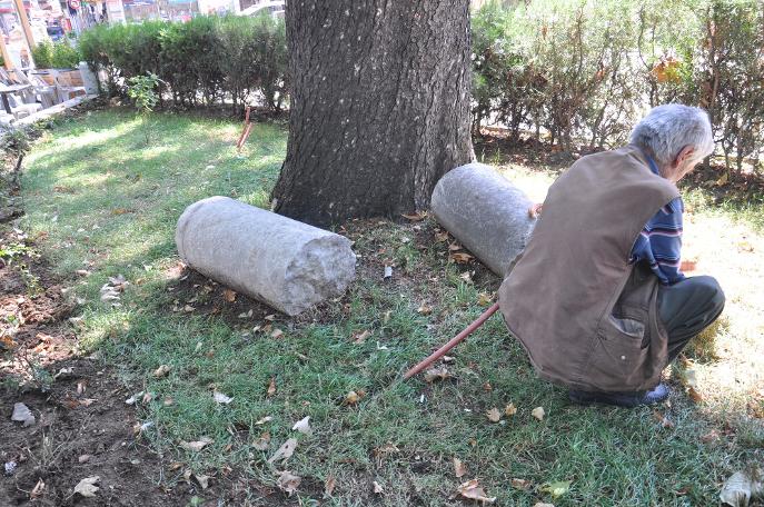 Tarihi caminin kapısını ve mezar taşlarını kırdılar