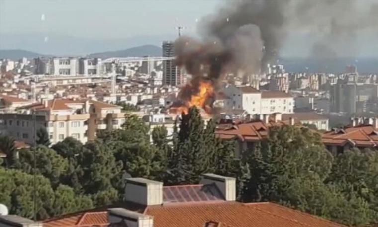 Üsküdar'da 5 katlı bir binanın çatısında yangın çıktı