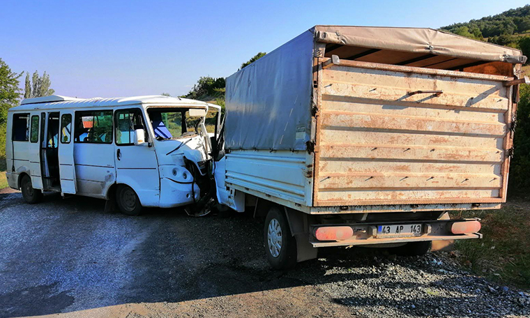 İşçileri taşıyan minibüs, kamyonet ile çarpıştı: 2'si ağır 11 yaralı