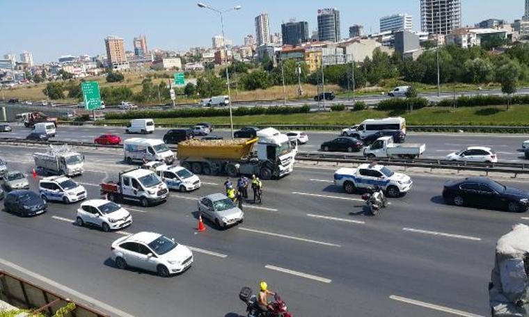 TEM Otoyolu'ndaki zincirleme kaza trafiği kilitledi