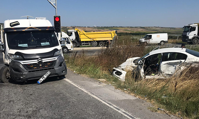 Arnavutköy'de işçileri taşıyan servis ile otomobil çarpıştı: 4 yaralı